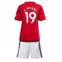 Billiga Manchester United Raphael Varane #19 Barnkläder Hemma fotbollskläder till baby 2023-24 Kortärmad (+ Korta byxor)